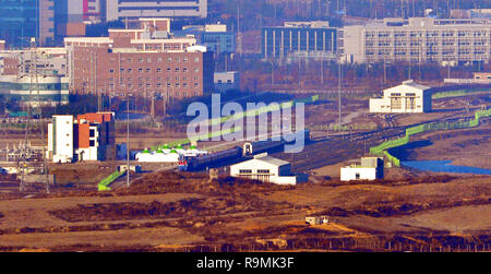 Seoul, Corea del Sud. Il 26 dicembre, 2018. I partecipanti dalla Corea del Sud arriva in treno in Kaesong, una città di confine della Repubblica Popolare Democratica di Corea (DPRK), per prendere parte alla cerimonia di rivoluzionario per il trasporto ferroviario e stradale attraverso connessione di confine tra la Corea del Sud e la Repubblica democratica popolare di Corea del 26 dicembre, 2018. La Corea del Sud e la Repubblica democratica popolare di Corea mercoledì terrà una cerimonia rivoluzionaria per modernizzare ed eventualmente collegare le ferrovie e le strade in tutta l'inter-frontiera coreana. Credito: Xinhua/Alamy Live News Foto Stock