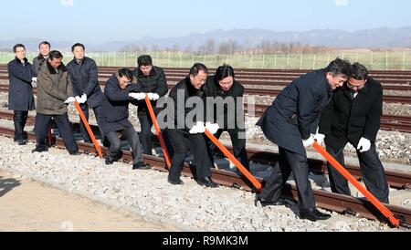 Seoul, Corea del Sud. Il 26 dicembre, 2018. Gli ospiti di prendere parte alla cerimonia di rivoluzionario per il trasporto ferroviario e stradale attraverso connessione di confine tra la Corea del Sud e la Repubblica popolare democratica di Corea (DPRK) alla stazione di Panmun nella Repubblica popolare democratica di Corea della città di confine di Kaesong del 26 dicembre, 2018. La Corea del Sud e la Repubblica democratica popolare di Corea mercoledì terrà una cerimonia rivoluzionaria per modernizzare ed eventualmente collegare le ferrovie e le strade in tutta l'inter-frontiera coreana. Credito: Xinhua/Alamy Live News Foto Stock