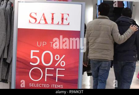 Le persone colpite la Grafton Street Dublinto ottenere occasioni sulle migliori marche. Foto Stock