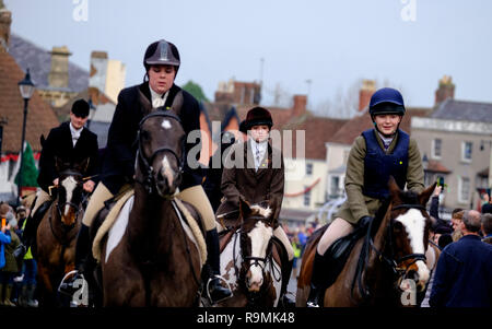 Thornbury, Gloucestershire, UK. Il 26 dicembre 2018. Il Berkeley Hunt si incontrano a Thornbury annuale di Boxing Day si incontrano. Sempre popolare Natale tradizione attira la folla a vedere lo spettacolo di Berkely caccia al galoppo con hounds attraverso Thornbury High St. ©Alamy Live News / Signor Standfast Credito: Signor Standfast/Alamy Live News Foto Stock