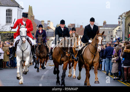 Thornbury, Gloucestershire, UK. Il 26 dicembre 2018. Il Berkeley Hunt si incontrano a Thornbury annuale di Boxing Day si incontrano. Sempre popolare Natale tradizione attira la folla a vedere lo spettacolo di Berkely caccia al galoppo con hounds attraverso Thornbury High St. ©Alamy Live News / Signor Standfast Credito: Signor Standfast/Alamy Live News Foto Stock