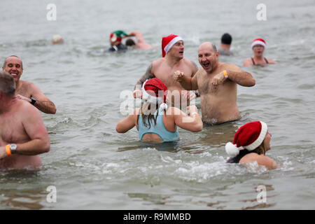 Southend on Sea, Regno Unito. Il 26 dicembre, 2018. Nuotatori, molti in costume, prendere parte al Boxing Day carità nuotare in 5-6C acque Southend, la raccolta di fondi per il RNLI carità. Penelope Barritt/Alamy Live News Foto Stock