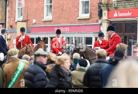 La folla si riuniscono nella piazza del mercato a Oakham. La suoneria Cottesmore Boxing Day si incontrano a Oakham, mercoledì 26 dicembre 2018 © 2018 Nico Morgan. Tutti i diritti riservati Foto Stock