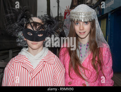 Carrigaline, Cork, Irlanda. 26 dicembre, 2018. Séamus Cogan con sua sorella Caitríona vestito come Wren Boys per il tradizionale il giorno di Santo Stefano, feste che erano hel in Carrigaline, Co. Cork, Irlanda. Credito: David Creedon/Alamy Live News Foto Stock