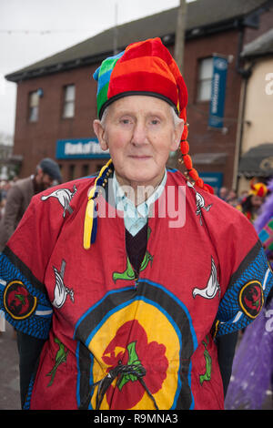 Carrigaline, Cork, Irlanda. 26 dicembre, 2018. John Crowley da Clonakilty vestito come un ragazzo di Wren come parte del il giorno di Santo Stefano, celebrazioni a Carrigaline, Co. Cork, Irlanda. Credito: David Creedon/Alamy Live News Foto Stock