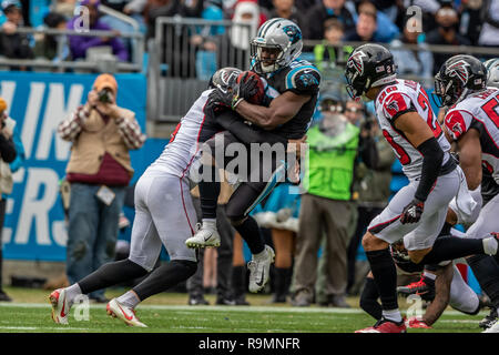 Dicembre 23, 2018 - Charlotte, North Carolina, Stati Uniti d'America - Atlanta Falcons punter Matt Bosher (5) livelli Carolina Panthers running back Kenjon Barner (23) presso la Bank of America Stadium di Charlotte, NC. Atlanta Falcons andare a vincere 24 a 10 oltre il Carolina Panthers. (Credito Immagine: © Jason Walle/ZUMA filo) Foto Stock