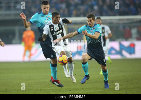 Foto di Mauro Locatelli/LaPresse 26 Dicembre 2018 Bergamo, Italia sport calcio Atalanta vs Jueventus - Campionato di calcio di Serie A TIM 2018/2019 - Stadio Atleti Azzurri d'Italia. Nella foto:Alex Sandro Foto Mauro Locatelli/LaPresse 26 dicembre 2018 Bergamo, Italia sport soccer Atalanta vs Juventus - Italian Football Championship League A TIM 2018/2019 - Atleti Azzurri d'Italia Stadium. Nel pic: Alex Sandro Foto Stock