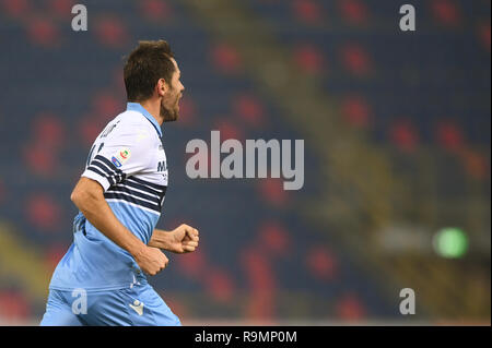 Foto di Massimo Paolone/LaPresse 26 dicembre 2018 Bologna, Italia sport calcio Bologna vs Lazio - Campionato di calcio di Serie A TIM 2018/2019 - "lo Stadio Renato Dall'Ara" nella foto: Senad Lulic (S.S. Lazio) esulta dopo aver realizzato il gol 0-2 Photo Massimo Paolone/LaPresse 26 dicembre 2018 Bologna, Italia sport soccer Bologna vs Lazio - Italian Football Championship League A TIM 2018/2019 - "Renato Dall'Ara" Stadium. Nel pic: Senad Lulic (S.S. Lazio) celebra dopo l obiettivo di punteggio da 0 a 2 Foto Stock