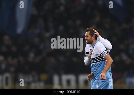 Foto di Massimo Paolone/LaPresse 26 dicembre 2018 Bologna, Italia sport calcio Bologna vs Lazio - Campionato di calcio di Serie A TIM 2018/2019 - "lo Stadio Renato Dall'Ara" nella foto: Senad Lulic (S.S. Lazio) esulta dopo aver realizzato il gol 0-2 Photo Massimo Paolone/LaPresse 26 dicembre 2018 Bologna, Italia sport soccer Bologna vs Lazio - Italian Football Championship League A TIM 2018/2019 - "Renato Dall'Ara" Stadium. Nel pic: Senad Lulic (S.S. Lazio) celebra dopo l obiettivo di punteggio da 0 a 2 Foto Stock