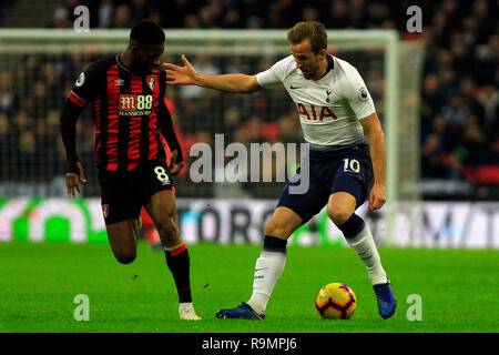 Londra, Regno Unito. Il 26 dicembre, 2018. Harry Kane del Tottenham Hotspur (R) in azione con Jefferson Lerma di Bournemouth (L). EPL Premier League, Tottenham Hotspur v AFC Bournemouth allo Stadio di Wembley a Londra il Boxing Day, mercoledì 26 dicembre 2018. Questa immagine può essere utilizzata solo per scopi editoriali. Solo uso editoriale, è richiesta una licenza per uso commerciale. Nessun uso in scommesse, giochi o un singolo giocatore/club/league pubblicazioni . pic da Steffan Bowen/Andrew Orchard fotografia sportiva/Alamy Live news Credito: Andrew Orchard fotografia sportiva/Alamy Live News Foto Stock