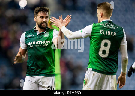 Ibrox Stadium di Glasgow, UK. Il 26 dicembre, 2018. Ladbrokes Premiership, Rangers versus Hibernian; Darren McGregor di Hibernian e Vykintas Slivka di Hibernian a tempo pieno credito: Azione Sport Plus/Alamy Live News Foto Stock