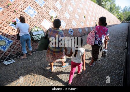 (181226) -- PHANGNGA (Thailandia), Dicembre 26, 2018 (Xinhua) -- persone piangono vittime dell'Oceano Indiano Tsunami nel 2004 a Ban Nam Khem Tsunami Memorial Park di Ban Nam Khem comunità, Phangnga provincia, Thailandia, a Dic. 26, 2018. La Tailandia ha segnato il XIV anniversario dell'Oceano Indiano tsunami che ha provocato pesanti perdite. Un terremoto di magnitudine 9.0 del 26 dicembre, 2004 innescato un'onda alta come 17.4 metri che spazzato a terra in più di una dozzina di paesi attorno all'Oceano Indiano rim, lasciando più di 230.000 morti. Più di 5 mila persone sono state uccise in Thailandia, circa la metà dei quali wer Foto Stock