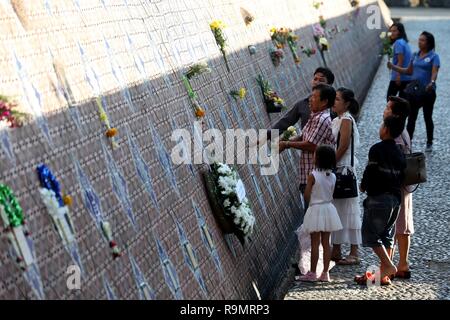 (181226) -- PHANGNGA (Thailandia), Dicembre 26, 2018 (Xinhua) -- persone piangono vittime dell'Oceano Indiano Tsunami nel 2004 a Ban Nam Khem Tsunami Memorial Park di Ban Nam Khem comunità, Phangnga provincia, Thailandia, a Dic. 26, 2018. La Tailandia ha segnato il XIV anniversario dell'Oceano Indiano tsunami che ha provocato pesanti perdite. Un terremoto di magnitudine 9.0 del 26 dicembre, 2004 innescato un'onda alta come 17.4 metri che spazzato a terra in più di una dozzina di paesi attorno all'Oceano Indiano rim, lasciando più di 230.000 morti. Più di 5 mila persone sono state uccise in Thailandia, circa la metà dei quali wer Foto Stock