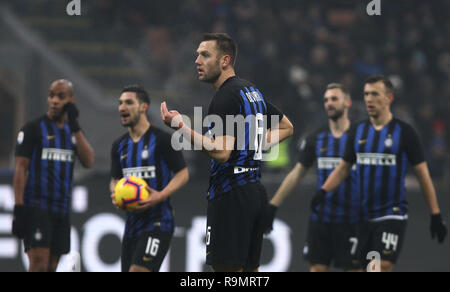 Milano, Italia. Il 26 dicembre, 2018. Foto Spada/LaPresse 26 dicembre 2018 Milano ( Italia ) sport calcio Inter vs Napoli - Campionato di calcio di Serie A TIM 2018/2019 - Stadio San Siro nella foto: De Vrij Foto Spada/LaPresse dicembre 26 , 2018 Milano ( Italia ) sport soccer Inter vs Napoli - Italian Football Championship League A TIM 2018/2019 - San Siro in pic: De Vrij Credito: LaPresse/Alamy Live News Foto Stock
