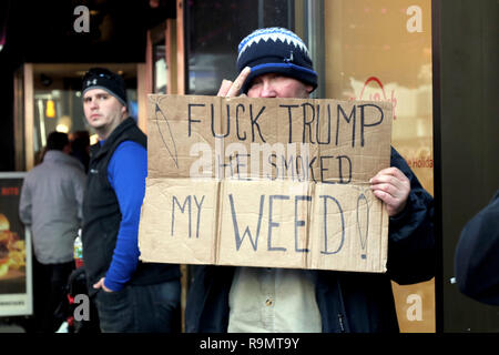 New York, NY, STATI UNITI D'AMERICA. , . Visto in Times Square a New York il giorno dopo Natale 26 dicembre 2018, è stato un altro degli elettori scontenti sconvolto con un altro del presidente statunitense Donald Trump azione. © 2018 Credit: G. Ronald Lopez/Alamy Live News Foto Stock