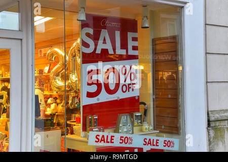 Bournemouth Dorset, Regno Unito. Il 26 dicembre 2018. Boxing Day la vendita presso negozi di Bournemouth. Fino al 50% di sconto vendita segni a Clinton Cards. Credito Foto: Graham Hunt/Alamy Live News Foto Stock