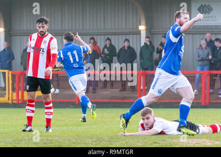 Northwich, Cheshire, Regno Unito. Il 26 dicembre, 2018. Boxing Day - Mercoledì 26 dicembre 2018. Derby partita di calcio tra Witton Albion e Warrington Town. Entrambe le squadre giocano in Evo-Stik Premier league division. Warrington Town sono seduti piacevolmente in quarta posizione e in una play-off, mentre Witton stanno lottando in giù nel quattordicesimo. Warrington segna il gol della vittoria in 93minuti di credito: John Hopkins/Alamy Live News Foto Stock