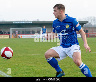 Northwich, Cheshire, Regno Unito. Il 26 dicembre, 2018. Boxing Day - Mercoledì 26 dicembre 2018. Derby partita di calcio tra Witton Albion e Warrington Town. Entrambe le squadre giocano in Evo-Stik Premier league division. Warrington Town sono seduti piacevolmente in quarta posizione e in una play-off, mentre Witton stanno lottando in giù nel quattordicesimo. Warrington segna il gol della vittoria in 93minuti di credito: John Hopkins/Alamy Live News Foto Stock