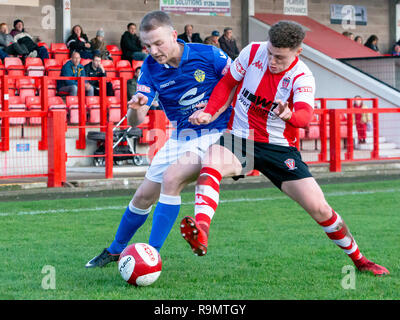 Northwich, Cheshire, Regno Unito. Il 26 dicembre, 2018. Boxing Day - Mercoledì 26 dicembre 2018. Derby partita di calcio tra Witton Albion e Warrington Town. Entrambe le squadre giocano in Evo-Stik Premier league division. Warrington Town sono seduti piacevolmente in quarta posizione e in una play-off, mentre Witton stanno lottando in giù nel quattordicesimo. Warrington segna il gol della vittoria in 93minuti di credito: John Hopkins/Alamy Live News Foto Stock