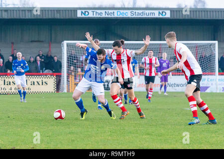 Northwich, Cheshire, Regno Unito. Il 26 dicembre, 2018. Boxing Day - Mercoledì 26 dicembre 2018. Derby partita di calcio tra Witton Albion e Warrington Town. Entrambe le squadre giocano in Evo-Stik Premier league division. Warrington Town sono seduti piacevolmente in quarta posizione e in una play-off, mentre Witton stanno lottando in giù nel quattordicesimo. Warrington segna il gol della vittoria in 93minuti di credito: John Hopkins/Alamy Live News Foto Stock