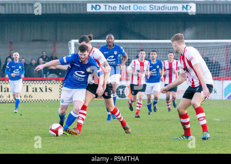 Northwich, Cheshire, Regno Unito. Il 26 dicembre, 2018. Boxing Day - Mercoledì 26 dicembre 2018. Derby partita di calcio tra Witton Albion e Warrington Town. Entrambe le squadre giocano in Evo-Stik Premier league division. Warrington Town sono seduti piacevolmente in quarta posizione e in una play-off, mentre Witton stanno lottando in giù nel quattordicesimo. Warrington segna il gol della vittoria in 93minuti di credito: John Hopkins/Alamy Live News Foto Stock