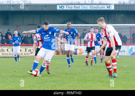 Northwich, Cheshire, Regno Unito. Il 26 dicembre, 2018. Boxing Day - Mercoledì 26 dicembre 2018. Derby partita di calcio tra Witton Albion e Warrington Town. Entrambe le squadre giocano in Evo-Stik Premier league division. Warrington Town sono seduti piacevolmente in quarta posizione e in una play-off, mentre Witton stanno lottando in giù nel quattordicesimo. Warrington segna il gol della vittoria in 93minuti di credito: John Hopkins/Alamy Live News Foto Stock