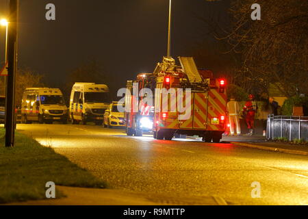 Allerton Bywater, Leeds, Regno Unito. Il 26 dicembre, 2018. Un servizio di emergenza presenza fuori Highfield Care Center, dove una persona mancante è stato riportato. Credito: Yorkshire Pics/Alamy Live News Foto Stock