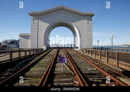 San Francisco, Stati Uniti d'America. Il 26 dicembre, 2018. Il molo vecchio 43 Rail Terminal Traghetti in Fisherman Wharf area di San Francisco, la California il Boxing Day come persone continuano le festività natalizie. Credito: Keith Larby/Alamy Live News Foto Stock