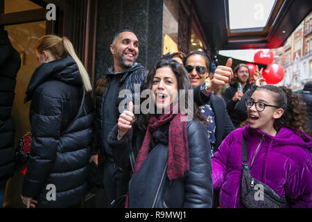 Gli amanti dello shopping sono visto entrare il Luxury department store Harrods in Knightsbridge per il boxing day vendite. Boxing Day è uno dei giorni più impegnativi per i punti vendita al dettaglio con decine di migliaia di acquirenti approfittando del post-natale occasioni. Foto Stock