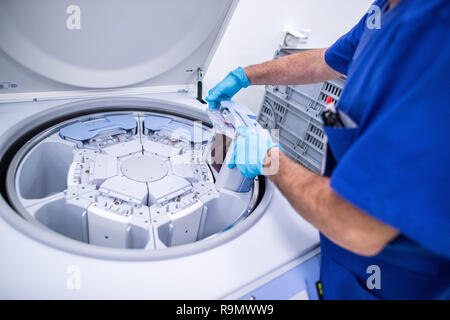 Hagen, Germania. 03 Dic, 2018. Sacche per sangue sono collocati in una centrifuga presso lo stabilimento di produzione per i prodotti del sangue da un dipendente di DRK-West. Come la più grande banca del sangue in Europa, la creazione della DRK-ovest in Hagen è nuovo per l'inizio e serve molte cliniche e migliaia di pazienti in diversi stati federali. Credito: Marcel Kusch/dpa/Alamy Live News Foto Stock