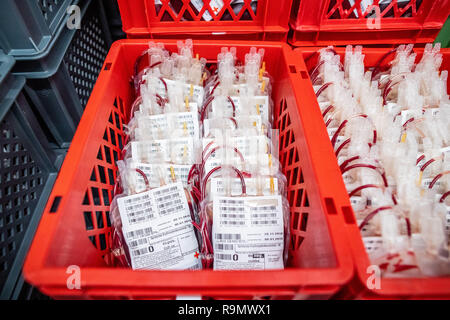 Hagen, Germania. 03 Dic, 2018. Filtrato concentrato di eritrociti è raccolto in cesti di storage in stabilimento di produzione di prodotti a base di sangue. Come la più grande banca del sangue in Europa, la creazione della DRK-ovest in Hagen è nuovo per l'inizio e serve molte cliniche e migliaia di pazienti in diversi stati federali. Credito: Marcel Kusch/dpa/Alamy Live News Foto Stock