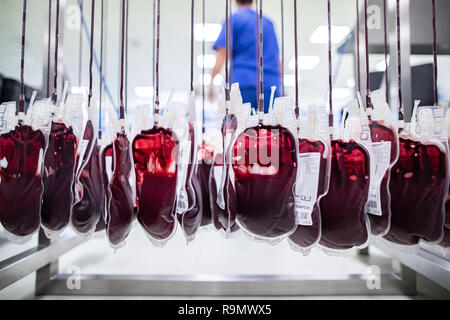 Hagen, Germania. 03 Dic, 2018. Il sangue si riserva appendere su un supporto nel prodotto del sangue stabilimento di produzione. Come la più grande banca del sangue in Europa, la creazione della DRK-ovest in Hagen è nuovo per l'inizio e serve molte cliniche e migliaia di pazienti in diversi stati federali. (A DPA-KORR: 'più grande banca del sangue in Europa: frigorifero completo anche per situazioni di crisi" del 27.12.2018) Credito: Marcel Kusch/dpa/Alamy Live News Foto Stock