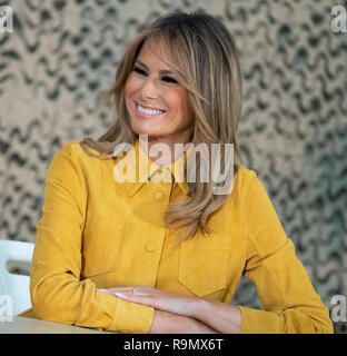 Al-Asad airbase, Iraq. 27 Dic, 2018. Presidente Trump, uniti da First Lady Melania Trump, parla con leadership militare membri Mercoledì, 26 dicembre 2018, a seguito di un briefing all'Al-Asad Airbase in Iraq la gente: presidente Donald Trump, First Lady Melania Trump Credito: tempeste Media Group/Alamy Live News Foto Stock