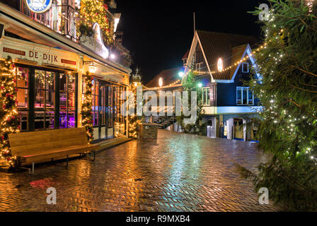 Volendam, Paesi Bassi - 31 dicembre 2018: il centro di Volendam è decorata con luminarie di Natale a Capodanno Foto Stock