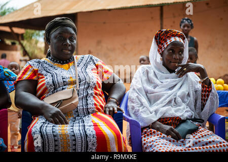 Bissau, Repubblica di Guinea Bissau - Febbraio 6, 2018: due donne in un incontro di comunità presso il quartiere Missira nella città di Bissau Guinea Bissa Foto Stock