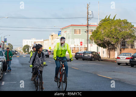 Un uomo e due bambini della scuola di sorridere quando si ride al lavoro e a scuola di mattina nella periferia interna del tramonto, San Francisco, California, Stati Uniti d'America Foto Stock