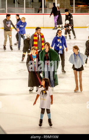 Procedura guidata di indossare le vesti e le sciarpe Grifondoro, Harry Potter prenota devoti di partecipare in una pista di pattinaggio sul ghiaccio evento in onore della autrice J.K. Rowling in Anaheim, CA. Foto Stock