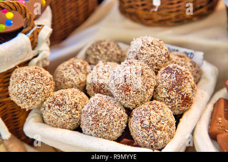 Famosa strada del mercato vicino alla cattedrale di Barcellona a Las Ramblas, dolci fatti in casa, tartufi e cioccolato in vendita Foto Stock