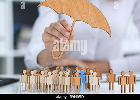 La femmina mano trattiene un ombrello in miniatura Foto Stock