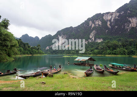 Long-Tail tradizionali barche su Lan Cheow Lago, Khao Sok National Park, Surat Thani Foto Stock