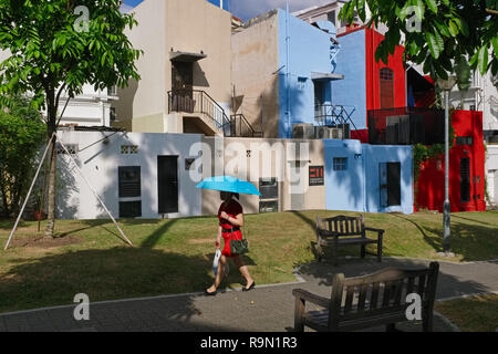 Una donna cammina attraverso il Duxton Plain Park, uno stretto tratto di parco tra Keong Saik Rd. & Bukit Pasoh Rd., Chinatown / Tanjong Pagar area, Singapore Foto Stock