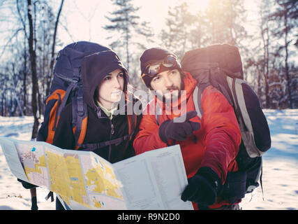 Coppia giovane di escursionisti rivolta in direzione Foto Stock