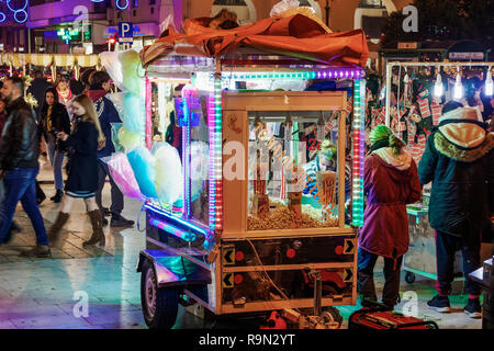 Greek street produttore presso Piazza Aristotelous, Salonicco. Vista serale della folla e illuminati rimorchio vendita caramella di cotone, castagne o pop-corn. Foto Stock