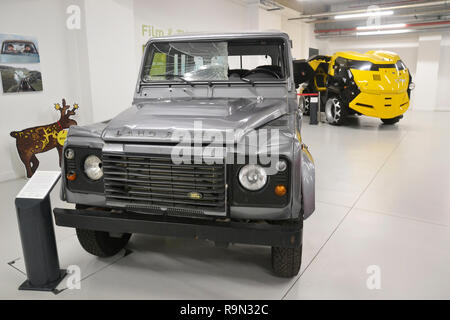 2012 Land Rover Defender 110 da James Bond, Skyfall. 1995 Land Rover, personalizzato per Judge Dredd. British Motor Museum, Gaydon, Warwickshire, Regno Unito Foto Stock