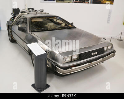 1981 DeLorean DMC-12, personalizzato per Ritorno al futuro, parte 2. La British Motor Museum, Gaydon, Warwickshire, Regno Unito Foto Stock