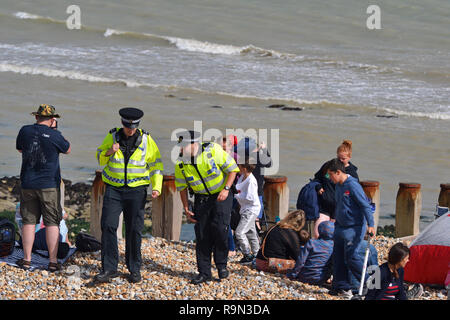 La polizia di fronte al mare a Eastbourne Airbourne Air Show, East Sussex, England, Regno Unito Foto Stock