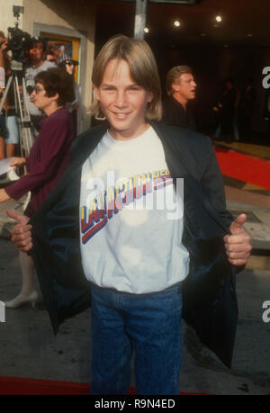 WESTWOOD, CA - 13 giugno: Attore Austin O'Brien assiste la Columbia Pictures' 'l'ultima azione Hero' il 13 giugno 1993 al Mann Village Theatre di Westwood, California. Foto di Barry re/Alamy Stock Photo Foto Stock