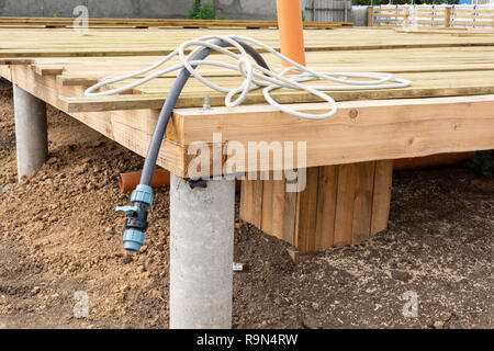 Il drenaggio di una casa privata. Sistema di approvvigionamento di acqua in una casa privata. Foto Stock