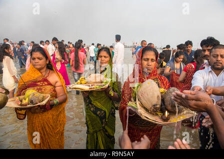 Patna / India 14 novembre 2018 devoti indù stand nelle acque del fiume Gange a offrire preghiere a Dio del sole durante il Hindu festival religioso C Foto Stock