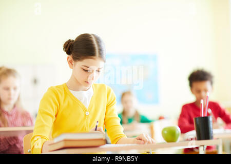 Gli studenti elementari passando exam Foto Stock